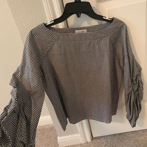 Size medium, fun black and white printed top!